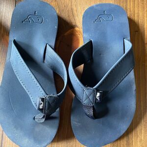Vineyard Vines boys size 6 flip flops